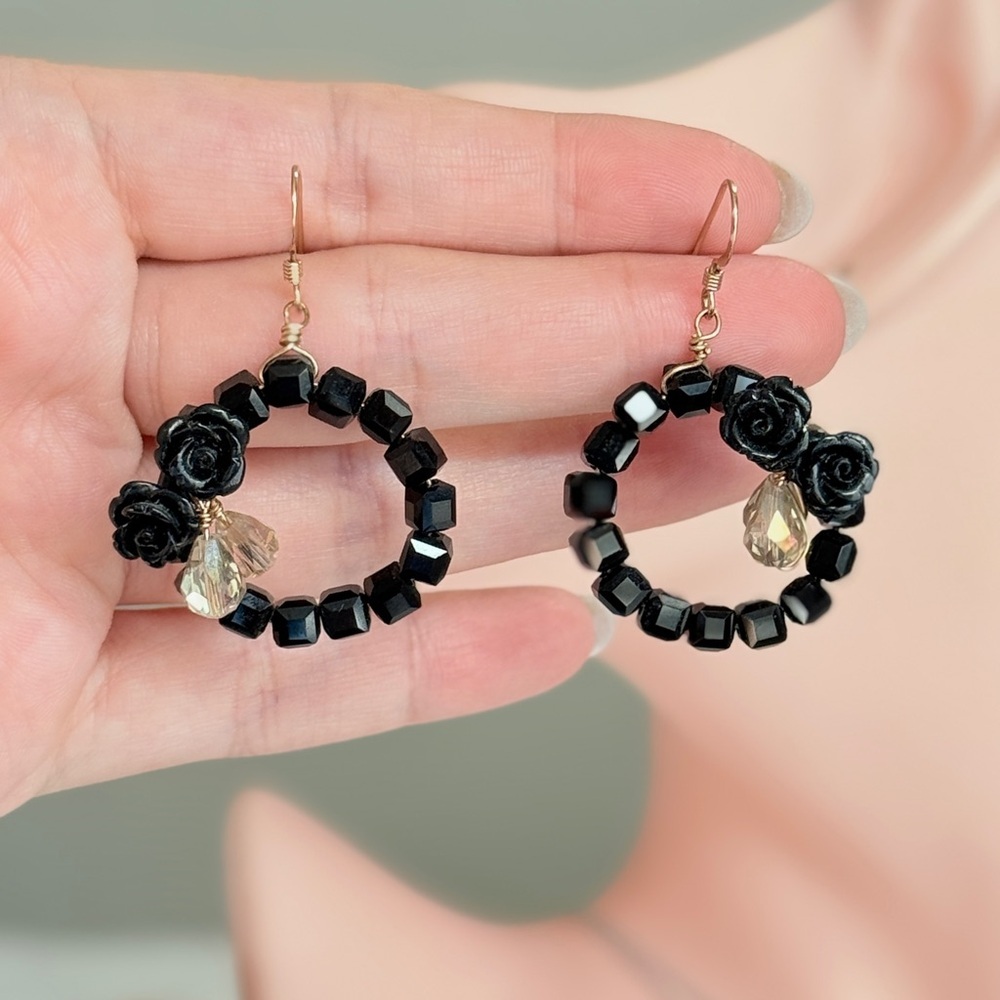 ⚜️ Elegant Black Beaded Earrings - Picture 10 of 10